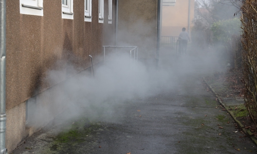 Die Rauchentwicklung aus den Kellerfenstern.
Foto: Rudolf Karliczek