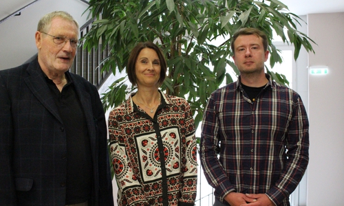 Das Café Clara stellt sein neues Projekt"Spritzentausch-Konzept" vor. Von links: Vorsitzender des Fördervereins Dr. re. nat. Henning Roloff, Einrichtungsleiterin Simone Wieczorek und Mitarbeiter Lukasz Pobieda. Foto: Max Förster