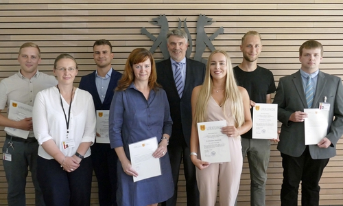 Von links: Hauke Mattern, Nicole Papenberg (Ausbildungsbeauftragte), Niklas Dutke, Melanie Fries, EKR Heiß, Carlene Kunze, Marius Küpper, Florian Rüscher. Foto: Landkreis Peine 