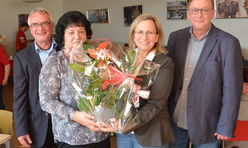 Karin Rump (Mitte links) und Petra Seidel-Daschke, eingerahmt von Präsidiumssprecher Horst Kiehne (links) und Andreas Ring, Vorstand des DRK-Kreisverbandes. Foto: DRK