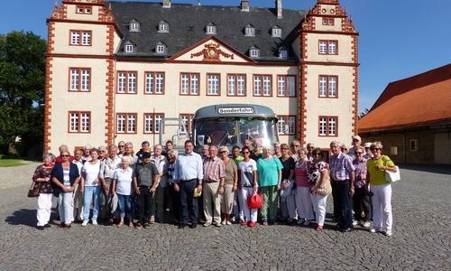 „Das kann gerne wiederholt werden“ – Fazit der 41 Teilnehmer der CDU-Fahrt zum Schloss Salder im alten Büssing-Bus . Foto: Privat