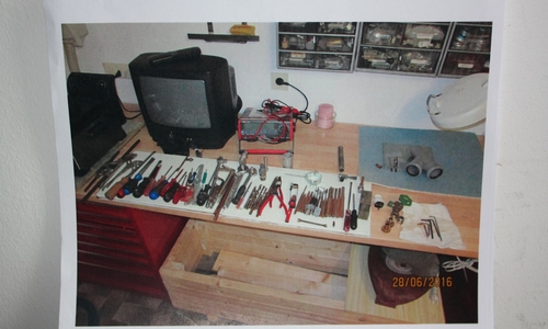 Diese Werkzeuge fand ein Radfahrer am Waldrand. Foto: Polizei Gifhorn