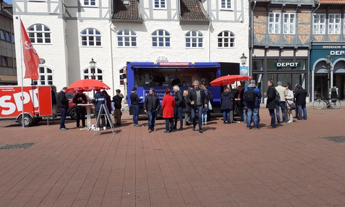 Die SPD verteilte Dienstagmittag Belgische Waffeln in der Innenstadt. Foto: Lennie Meyn