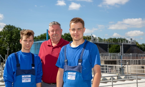 Der neue Auszubildende Marvin Quast, Ausbildungsleiter Robert Keitemeier und Danny Szydlowski bei der Stadtentwässerung Peine. Foto: SEP