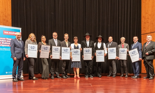 Die besten Meister des Jahrgangs 2018: Saskia Lange, Alina Zilinski, Ralf Bier, Jonas Ziermann, Franziska Verena Seeger, Heiner Bremer, Tobias Erdmann, Arne von Seelen, Luise Pfannenschmidt, Benjamin Sievers mit Hauptgeschäftsführer Eckhard Sudmeyer (li.) und Kammerpräsident Detlef Bade. Auf dem Foto fehlt: Joshua André Itschner, bester KFZ-Techniker Meister des Jahres 2018. Fotos: Tanja Bischoff