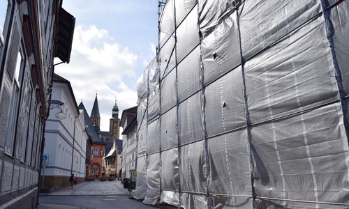 Bald wird die Fassade wieder in altem Glanz erstrahlen. Foto: Stadt Goslar