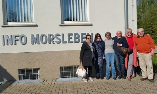 Vor dem Info-Zentrum Morsleben (von links) Svetlana Margolina (Minsk/Belarus), Anna Fitseva (Brest/Belarus),Toyo Washio (Düsseldorf), Dr. Benno Dalhoff (Soest), Ursula Geli (Oslo/Norwegen), Paul Koch (Uehrde). Foto: privat
