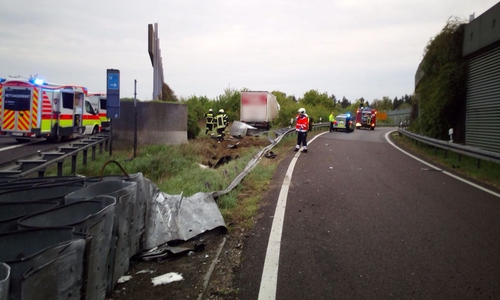 Zu den Ursachen des Unfalls und des Todes des Fahrers ist noch nichts bekannt. Fotos: Gemeindefeuerwehr Lehre