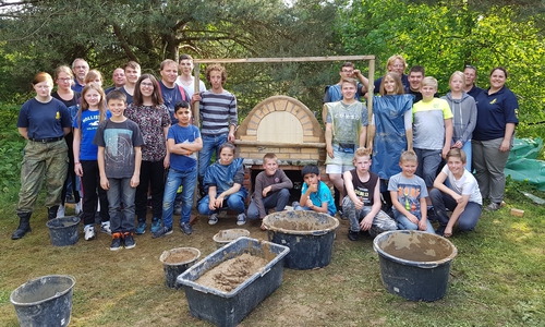 Gemeinsam wurde der Backofen gebaut. Fotos: Jugendfeuerwehr Burgdorf