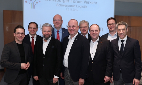 Diskutierten heute in der Autostadt über die Herausforderungen der Logistikbranche sowie mögliche Lösungsansätze: (v.l.) Falko Mohrs, Mitglied des Deutschen Bundestages, Thomas Krause, Vorstand Wolfsburg AG, Thomas Zernechel, Geschäftsführer der Volkswagen Konzernlogistik GmbH & Co. OHG, Ingolf Viereck, Bürgermeister Stadt Wolfsburg, Thomas Lütje, Direktor Vertrieb bei der Hamburger Hafen und Logistik AG, Julius von Ingelheim, Vizepräsident der IHK Lüneburg-Wolfsburg,  Prof. Dr.-Ing. Thomas Wimmer, Vorsitzender der Geschäftsführung der Bundesvereinigung Logistik e.V., Dr. André Kalvelage, Leiter Unternehmensentwicklung DB Cargo AG und Andreas Jäckel, Leiter Logistik und Steuerung Volkswagen-Werk Wolfsburg. Foto: Wolfsburg AG

 