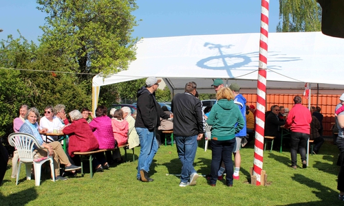 In Roklum kamen am 1. Mai zahlreiche Gäste zum Maifest. Fotos: Bernd-Uwe Meyer
