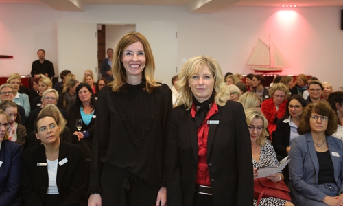 Monika Matschnig (l.), Key Note Speakerin und Körpersprache-Expertin, und Claudia Kayser (r.), Leiterin der Direktion Wolfsburg der Volksbank BraWo und Gastgeberin beim 6. Entscheiderinnenabend. Fotos: Volksbank BraWo