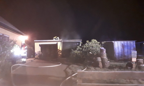 In Weddel geriet ein Carport in Brand. Foto: Kathleen Wisch