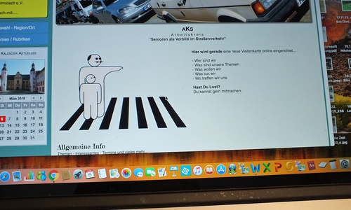 Die Senioren als Vorbild im Straßenverkehr beschäftigten sich mit dem Handling von Computerprogrammen. Auf einer Visitenkarte können aktuelle Berichte abgelegt werden. Foto: Achim Klaffehn