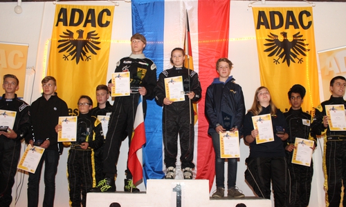 Mehrere Fahrer/innen des Rallye Sport Club Wolfenbüttel im ADAC qualifizierten sich für die deutsche Meisterschaft im Jugendkartslalom. Sarah Kobbe holte den Meistertitel nach Wolfenbüttel. Foto: Sarah Kobbe bei der Siegerehrung. Fotos: Privat