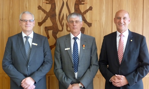 Auf dem Bild: Hans-Jörg Beneke (neuer Kreisgeschäftsführer Kriegsgräberfürsorge), Ralf Meininghaus, Landrat Franz Einhaus. Foto: Landkreis Peine