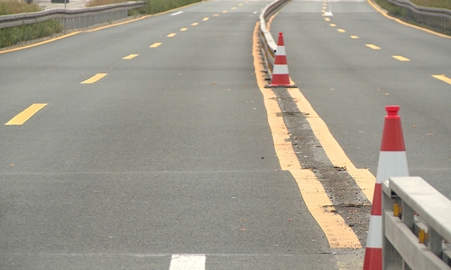 Die Straße ist abgesackt und muss erneuert werden. Foto: aktuell24