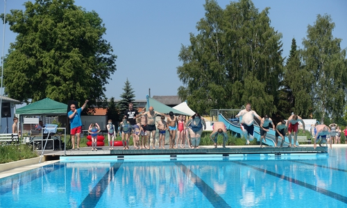 Strahlender Sonnenschein lockte 300 Besucher zur Eröffnung des Grasleber Freibades. Foto: Samtgemeinde Grasleben