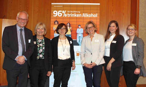  Dr. med Jürgen Seifert (Ärztlicher Direktor der Lukas-Werk Gesundheitsdienste), Petra Sarstedt-Hülsmann (Geschäftsführerin Lukas-Werk Gesundheitsdienste), Dr. Christine Arbogast (Sozialdezernentin der Stadt Braunschweig), Angelika Kahl (Einrichtungsleitung Lukas-Werk Fachambulanz und Tagesklinik Braunschweig), Kelly Kollmorgen (Projektleiterin Netzwerk Sucht/Lukas-Werk), Jana Hackmann (Case-Managerin Netzwerk Sucht/Lukas-Werk) (v. li.). Foto: Evangelische Stiftung Neuerkerode