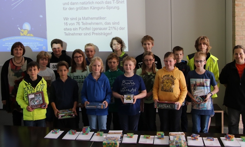 Alle 16 Preisträger im Jahr 2017 und zwei der betreuenden Lehrkräfte des GiS. Foto: GiS