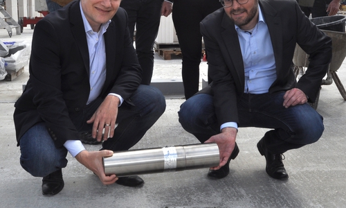 Bei der Grundsteinlegung: Die C&S-Geschäfstführer Frank Fischer (hockend, links) und David Bollati freuen sich über den Baubeginn. Foto: C&S-Group