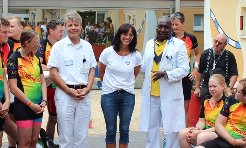 Prof. Gernot Sinnecker (Chefarzt der Kinderklinik), Gudrun Albertz (1. Vorsitzende des Heidi Fördervereins e.V.) und Dr. Sally Mukodzi (Oberarzt der Kinderklinik) begrüßen die Radfahrer in der Villa Bunterkund. Foto: Klinikum Wolfsburg