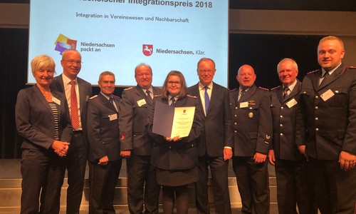 Die Feuerwehr Heiningen präsentiert stolz ihren Preis. Foto: Samtgemeinde Oderwald