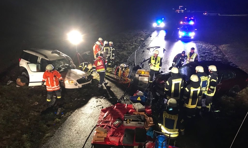 Die Feuerwehr musste die Unfallopfer aus den Fahrzeugen retten. Foto: Feuerwehr 