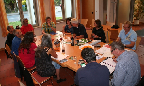 Die Cremlinger Grünen am Diskutieren. Symbolfoto: Diethelm Krause-Hotopp