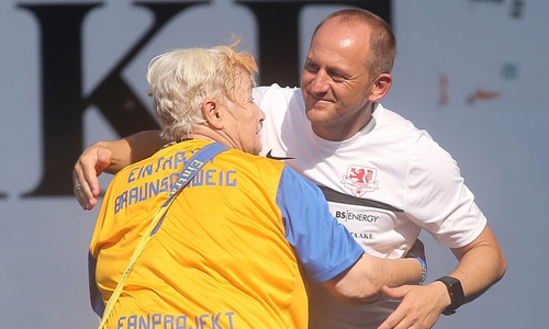 Alle lieben Christel. Ein Tänzchen mit Trainer Lieberknecht. Foto: Agentur Hübner