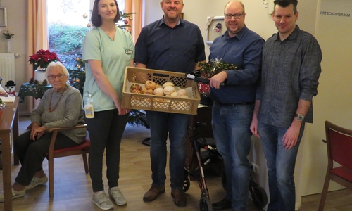 Bewohnerin Ingelore Uhlenhaut, Pflegekraft Julia Getz, Andreas Busch, Jörn Domeier und Björn Jüppner freuen sich über den Austausch am Silvestertag. Foto: Gemeinde Lehre