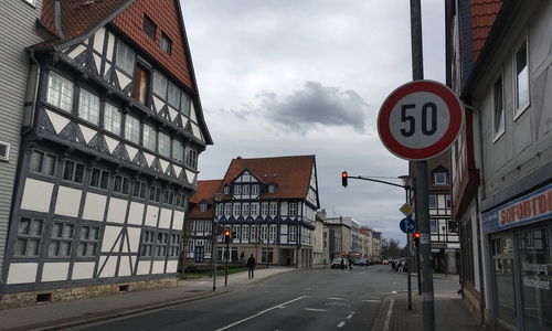 Streckenverbote wie "Tempo 50" gelten innerorts wie außerorts auch über Kreuzungen hinweg. Foto: Alexander Dontscheff