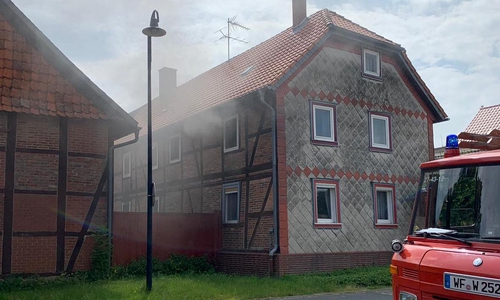 Deutliche Rauchentwicklung - ein übergreifen konnte aber verhindert werden. Foto: Maximilian Umbach/Feuerwehr Schöppenstedt