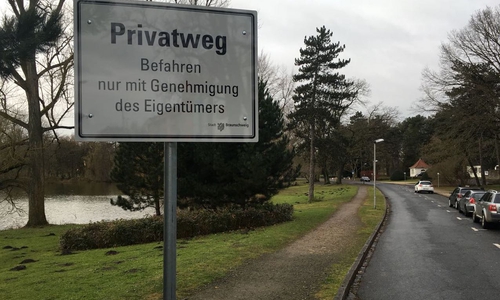 Ein neues Schild weist im Friedrich-Kreiß-Weg darauf hin, dass es sich um einen Privatweg handelt. Fotos: Alexander Dontscheff