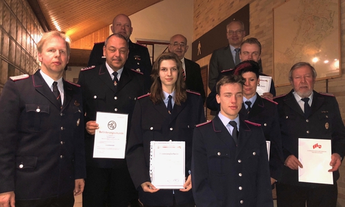 Ortsbrandmeister Dr. Andreas Bock, Löschmeister Thomas Schrader, Samtgemeindebrandmeister Alexander Steek, Feuerwehrfrau Elaine Vieth, Bürgermeister Bruno Polzin, Feuerwehrmann Marvin Stüber, Samtgemeindebürgermeister Marc Lohmann, Hauptfeuerwehrfrau Ines Schrader-Stüber, Oberfeuerwehrmann René Stüber und Jubilar Alwin Bock (40 Jahre Mitgliedschaft in der Freiwilligen Feuerwehr Dorstadt)
Leider nicht auf dem Foto: Oberfeuerwehrmann Dietrich Hemmerling Foto: Peter G. Matzuga