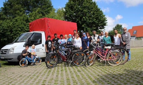 Die ehrenamtlichen Fahrradwerkstatt-Mitarbeiter übergaben Fahrräder an 14 Neu-Bürger der Samtgemeinde Oderwald. Foto: DRK