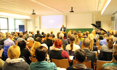 Prof. Dr. Gert Bikker, Vizepräsident der Ostfalia, begrüßt 200 Teilnehmer zur Fachtagung in Wolfenbüttel. Foto: Privat