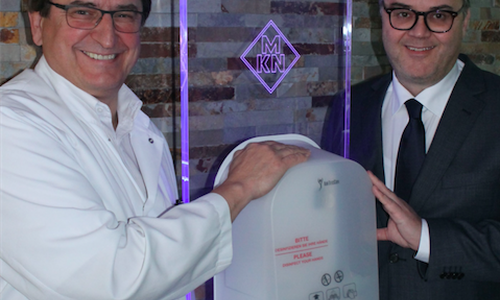 Die MKN Maschinenfabrik Kurt Neubauer GmbH & Co. KG spendet dem Klinikum ein Händedesinfektionsgerät. Von links: Prof. Dr. Heinrich Keck, Ärztlicher Direktor und Martin Ubl, Vice President Sales & Marketing, MKN Foto: Städtisches Klinikum
