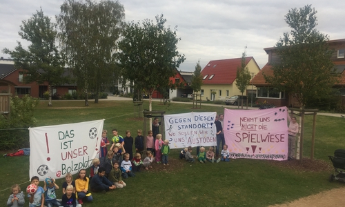 Die Kinder protestieren gegen die Planungen, Foto: Rosenbaum