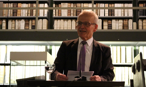  Helwig Schmidt-Glintzer lobt das 