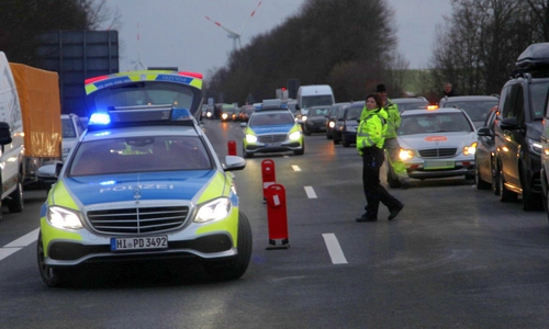 Die A39 war nach dem Unfall voll gesperrt. Fotos: Rudolf Karliczek
