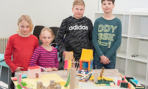 Die zehnjährige Selina, die siebenjährige Elize, der elfjährige Julian und der elfjährige Theo mit ihren gebastelten Spielplatz-Modellen (v. li.). Foto: Tanja Bischoff