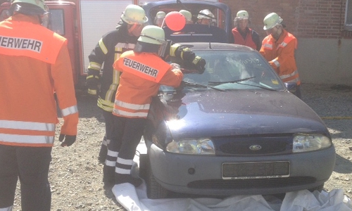 Feuerwehrmitglieder aus Wehre und Schladen zeigten technische Hilfeleistung beim Tag der offenen Tür. Foto: Freiwillige Feuerwehr Wehre