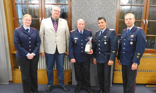 Meike Maren Beinert (v.l.), Jochen Köpfer sowie Tobias Thurau (zweiter von rechts) und Markus Rischbieter (rechts) bei der Verabschiedung von Dirk Telesch. Foto: Marcus Kordilla/Feuerwehr