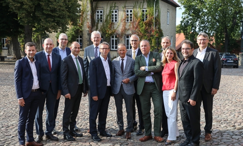 V.l.n.r.: Dennis Weilmann, Matthias Wunderling-Weilbier, Andreas Kirschenmann, Stefan Gratzfeld, Manfred Günterberg, Klaus Mohrs, Dr. Herbert Diess, Kay Hoffmann, Graf Günther von der Schulenburg, Jens Hofschröer, Irina Helm, Sabah Enversen, Dr. Frank Fabian. Foto: Roland Hermstein


