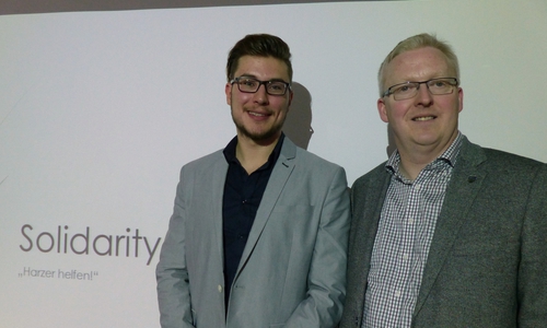 Von links: Björn Krause, Sprecher der Studenten-Initiative „Solidarity - Harzer helfen!” im Austausch mit Falk Hensel, dem Vorsitzenden der SPD-Kreistagsfraktion. Foto: SPD