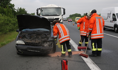 Die Feuerwehr musste die Straße reinigen. Fotos: Rudolf Karliczek