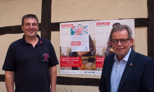 Die Freude ist groß: Ortsbrandmeister Ralf Böhm und Schirmherr Horst Schiesgeries freuen sich, dass ein passender Spender gefunden wurde. Archivfoto: Carsten Schaffhauser, Samtgemeindepressesprecher
