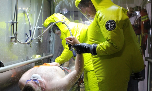 Dekontamination eines Verletzten. Fotos: Max Förster