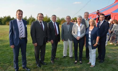 Vor dem Zirkuszelt am Blauen Stein (von links): Geschäftsführer Bernd Schauder, Staatssekretär Jörg Röhmann, Bürgermeister Thomas Pink, Vereinsvorsitzender Klaus Bätcke, Landrätin Christiana Steinbrügge, Landtagsabgeordneter Frank Oesterhelweg, Elke Großer als Vorsitzende des Kreis-Sozialausschusses und der Landtagsabgeordnete Björn Försterling.  Foto: Lebenshilfe
